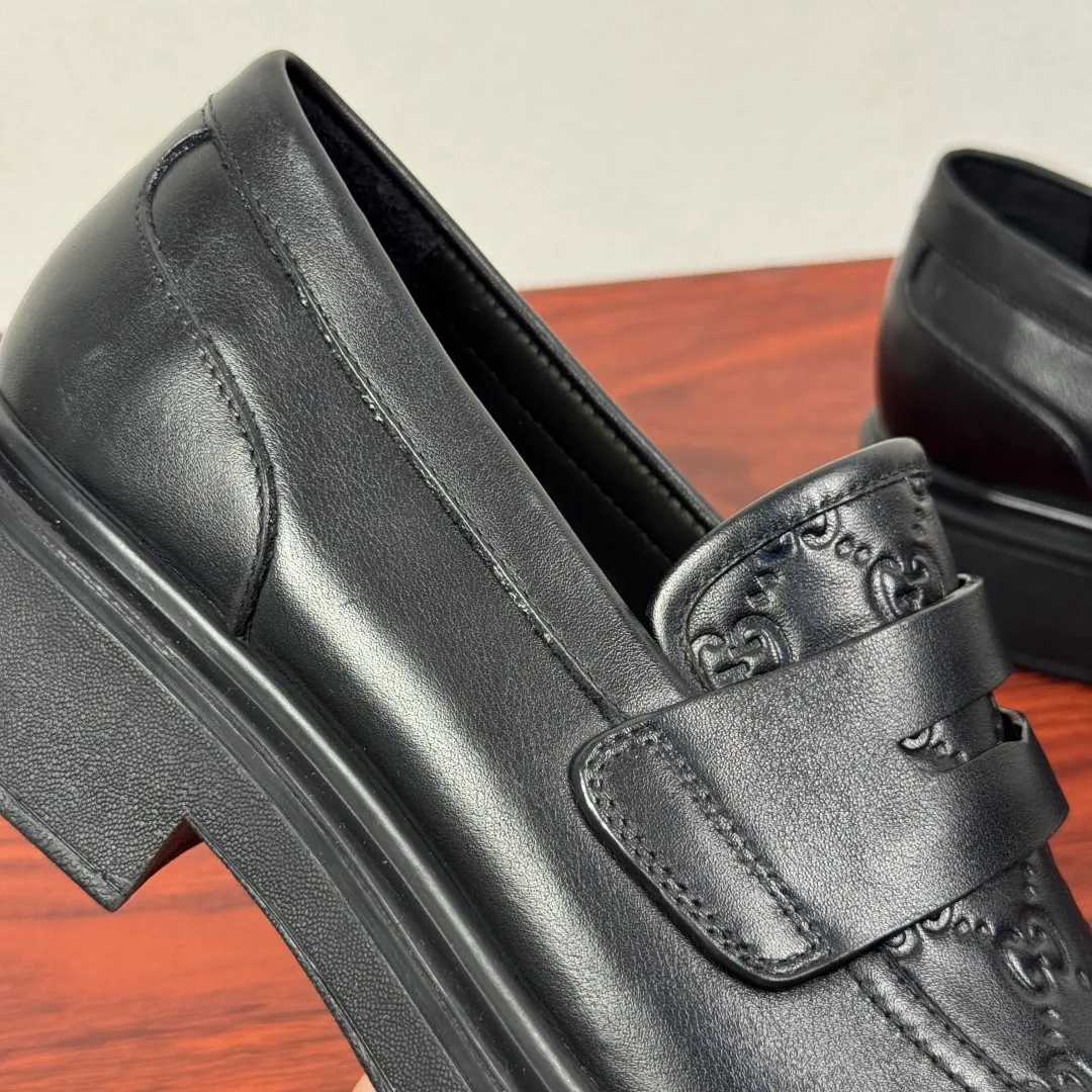 Batch 800 Gucci/Gucci new men's loafers with GG details, thick-soled slip-ons! The design of this men's lace-up shoe is rooted in the brand's heritage. It is carefully crafted from high-quality calfskin/open-edge beaded cowhide/suede cowhide. It is made of various leather types and is embellished with GG printed embossed suede leather details, which pays homage to Gucci's classic monogram. The rubber sole with GG pattern adds a modern touch to the design. Classic and simple sponge cake style design. European and American classic version, full calfskin lining. The overall upper texture is soft. The lining is comfortable and breathable. 2CM thickened soft rubber sole, easy to control. Versatile and stylish on the foot. Available in multiple colors to meet different matching needs. Full package! Size: 39-40-41-42-43-44 leather shoe size (can be customized to 38.45.46) Item number: 7826 Loafers smooth cowhide